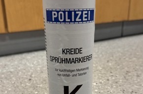 Kreispolizeibeh&ouml;rde Unna: POL-UN: Schwerte - Unbekanntes Fahrzeug f&auml;hrt &uuml;ber eine Spr&uuml;hkreidedose eines Polizisten und besch&auml;digt daraufhin ein anderes Fahrzeug