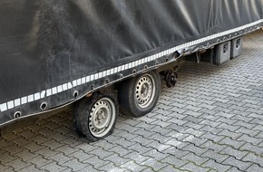 Polizeipräsidium Südosthessen: POL-OF: Abgefahrene Reifen - Reifenreste - gar keine Reifen: Desolater Anhänger an die Kralle gelegt; empfindliche Strafen für Fahrer und Halter