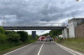 Polizeipr&auml;sidium Westpfalz: POL-PPWP: Lkw rammt Fu&szlig;g&auml;ngerbr&uuml;cke - Bundesstra&szlig;e gesperrt