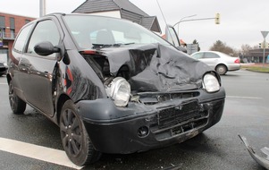 Polizei Minden-Lübbecke: POL-MI: Drei Verletzte nach Verkehrsunfall