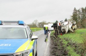Polizeiinspektion Wilhelmshaven/Friesland: POL-WHV: Varel - Betonmischfahrzeug geriet in Straßengraben - Keine Verletzten (mit Bildern)