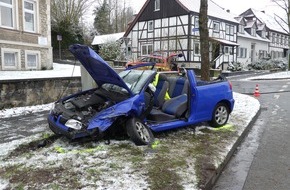 Feuerwehr Detmold: FW-DT: Verkehrsunfall mit zwei verletzten Personen