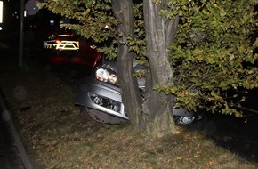 Polizei Hagen: POL-HA: Frau fährt unter Alkoholeinfluss gegen Baum und flüchtet von Unfallstelle