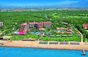 alltours flugreisen gmbh: 1:0 für die Fans - alltours bietet Urlaub in den Winter-Trainingslagern der Fußball-Bundesligisten / Winterurlaub mit Sonne, Strand, Meer - und BVB, Hertha, Gladbach & Co (FOTO)