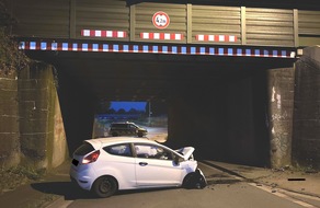 Polizei Minden-L&uuml;bbecke: POL-MI: Autofahrer kracht gegen Mauer einer Bahnunterf&uuml;hrung