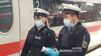 Bundespolizeidirektion München: Bundespolizeidirektion München: Ermittlungen nach Verstößen gegen die Mund- und Nasenschutzpflicht in ÖPNV-Einrichtungen - 71-Jähriger benutzt Gehhilfe als Schlaginstrument