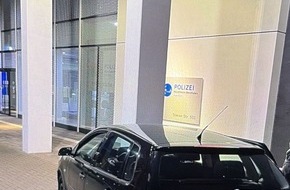 Polizei Aachen: POL-AC: Autofahrerin verursacht Schaden am Polizeipr&auml;sidium und an der Feuerwache