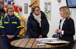 THW Landesverband Bremen, Niedersachsen: THW HB-NDS: THW-Kräfte in Niedersachsen und Bremen unermüdlich im Dauereinsatz / THW-Präsidentin Sabine Lackner besucht Einsatzstellen