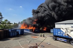Feuerwehr Gronau: FW Gronau: Erstmeldung - Großbrand im Bereich des alten Postwegs in Gronau