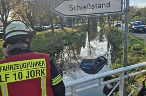 Polizeiinspektion Stade: POL-STD: 81-jährige Autofahrerin landet im Alten Land im Fleth - Fahrerin mit Hilfe von Anwohnern gerettet, Unbekannte brechen Baucontainer in Wohlerst auf und entwenden Werkzeuge, Maschinen und Diesel
