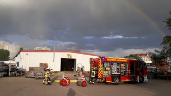 Feuerwehr Bremerhaven: FW Bremerhaven: Lagerhallenbrand in der Van-Heukelum-Straße