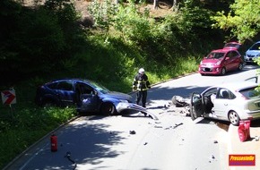 Feuerwehr Plettenberg: FW-PL: OT-Ohle: Frontalzusammenstoß von 2 PKW in Kurve