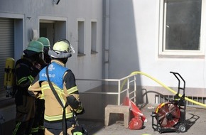 Feuerwehr Essen: FW-E: Kellerbrand in Essen-Altendorf - aufwendige Entrauchungsma&szlig;nahmen