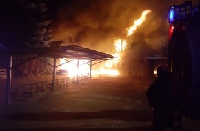 Polizeiinspektion Wilhelmshaven/Friesland: POL-WHV: Brand mehrerer Abfallsammelbehälter in der Nähe der Grundschule in Schortens - Polizei bittet um Hinweise (2 Fotos)