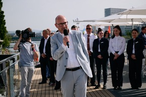 Ankunft der Excellence Crown - grosse Tauf-Gala in Basel