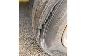 Polizeiinspektion Cuxhaven: POL-CUX: Schwertransport mit stark besch&auml;digter Bereifung in Hemmoor kontrolliert (Foto im Anhang)