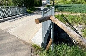 Polizeidirektion Kaiserslautern: POL-PDKL: Beschädigung an Sitzgruppe und Holzgeländer