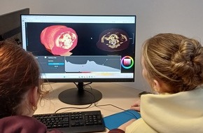 Hochschule Bremerhaven: Inside Insight: Sch&uuml;lerinnen arbeiten in Workshop mit medizinischen Bildern