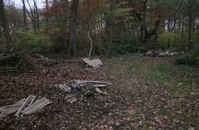 Polizeiinspektion Cuxhaven: POL-CUX: Asbestplatten im Wald entsorgt - Tatverdächtige ermittelt (Lichtbild in der Anlage)