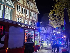 FW Celle: Gastronomieküche in historischen Altstadt in Vollbrand - mehrere Personen in Fachwerkhaus eingeschlossen!