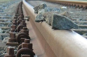 Bundespolizeiinspektion Kassel: BPOL-KS: Steine auf Schienen legen Bahnverkehr lahm