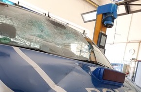 Kreispolizeibehörde Rhein-Kreis Neuss: POL-NE: Mann zertrümmert Front eines Polizeiautos vor Wache - Beamte stellen den Randalierer