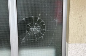 Polizei Hagen: POL-HA: Unbekannter Jugendlicher zerbricht Fenster eines Gemeindehauses