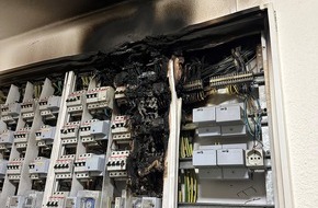 Feuerwehr Essen: FW-E: Feuer in einer Elektrounterverteilung - großflächige Verrauchung eines Mehrfamilienhauses