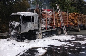 Polizei Paderborn: POL-PB: Zwei brennende LKW sorgen auf der Bundesstraße 64 für hohen Sachschaden