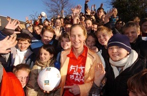 Intersnack Knabber-Gebäck GmbH & Co. KG: "Fit am Ball": Olympiasiegerin Marion Rodewald startet Schulsport-Förderung in Nordrhein-Westfalen