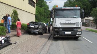 Polizeiinspektion Hameln-Pyrmont/Holzminden: POL-HOL: Stadtoldendorf - Mühlenanger: Beim Ausparken "gerammt" - Zwei Personen verletzt   -