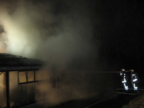 KFV-CW: 250.000 Euro Sachschaden bei Großbrand in Nagold-Emmingen

Werkstatthalle brennt lichterloh - Keine Verletzten