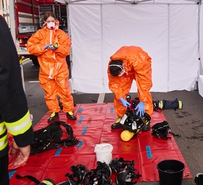 FW Rösrath: Dachstuhlbrand in Mehrfamilienhaus