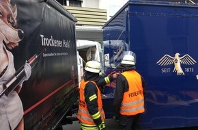 Feuerwehr Erkrath: FW-Erkrath: Verkehrsunfall mit eingeklemmter Person
