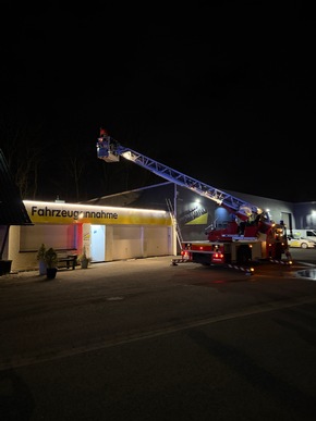 FW-EN: Feuerwehr und THW beseitigen umgestürzten Baum an Wohn- und Geschäftsgebäude