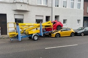 Polizei Mönchengladbach: POL-MG: Anhänger löst sich von Kupplung und prallt gegen geparkte Autos