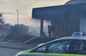 Polizei Mettmann: POL-ME: Feuer im ehemaligen Gemeindezentrum: Polizei geht von vorsätzlicher Brandlegung aus und bittet um sachdienliche Hinweise - Erkrath - 2102115