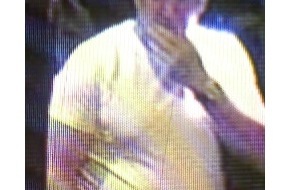 Polizei Düsseldorf: POL-D: Flingern - Erpressung am Geldautomaten - Wer kennt den Täter?  - Polizei fahndet mit Foto