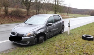 Kreispolizeibehörde Höxter: POL-HX: Fahrer verliert die Kontrolle über seinen Pkw und rutscht in eine Leitplanke