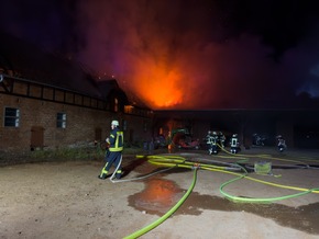 FW Lüchow-Dannenberg: +++ Nächtlicher Großeinsatz in Lüchow-Dannenberg +++ Feuer zerstört landwirtschaftliches Gebäude +++ Feuerwehr verhindert Ausbreitung +++ Person verletzt +++