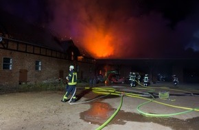 Kreisfeuerwehrverband Lüchow-Dannenberg e.V.: FW Lüchow-Dannenberg: +++ Nächtlicher Großeinsatz in Lüchow-Dannenberg +++ Feuer zerstört landwirtschaftliches Gebäude +++ Feuerwehr verhindert Ausbreitung +++ Person verletzt +++
