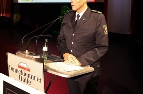 Feuerwehr Ratingen: FW Ratingen: Wehrversammlung 2025 der Feuerwehr Ratingen - Ein feierlicher Abend voller Ehrungen und Ausblicke