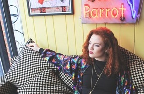 Warner Music Group Germany: UK-Shootingstar Jess Glynne präsentiert ihre Debüt-Single "Right Here"