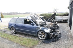 Polizeiinspektion Celle: POL-CE: Feuer beschädigte zwei Autos und Scheune