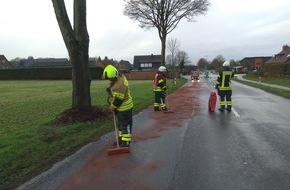 Freiwillige Feuerwehr Bedburg-Hau: FW-KLE: Niederländischer Transporter verursacht drei Kilometer lange Ölspur/ 
Autofahrer zeigt sich verärgert über Maßnahmen der Feuerwehr