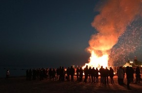 Tourismus-Service Grömitz / OstseeFerienLand: Strandfeuer im OstseeFerienLand am 1. März 2025 / Wintergeister vertreiben und den Frühling herbeirufen am Strand von Dahme, Grömitz und Kellenhusen