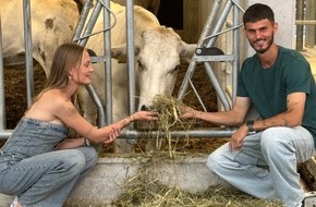 Sky Deutschland: "Unser Hof - mit Cheyenne und Nino": Mit festlicher Stalleröffnung, Wolle-Träumen und Cheyennes Schulangst ins Staffefinale!