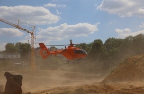 Feuerwehr Essen: FW-E: Arbeiter bei Baumpflegearbeiten im Gleisbereich, in rund sieben Metern Höhe, von Stromschlag lebensgefährlich verletzt.