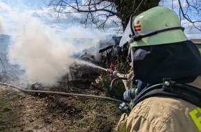 Feuerwehr Kleve: FW-KLE: Brand eines Holzstoßes - Übergreifen auf Scheune konnte verhindert werden