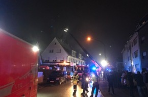 Feuerwehr Bergisch Gladbach: FW-GL: Dachstuhlbrand in Wohn- und Geschäftshaus im Stadtteil Refrath von Bergisch Gladbach